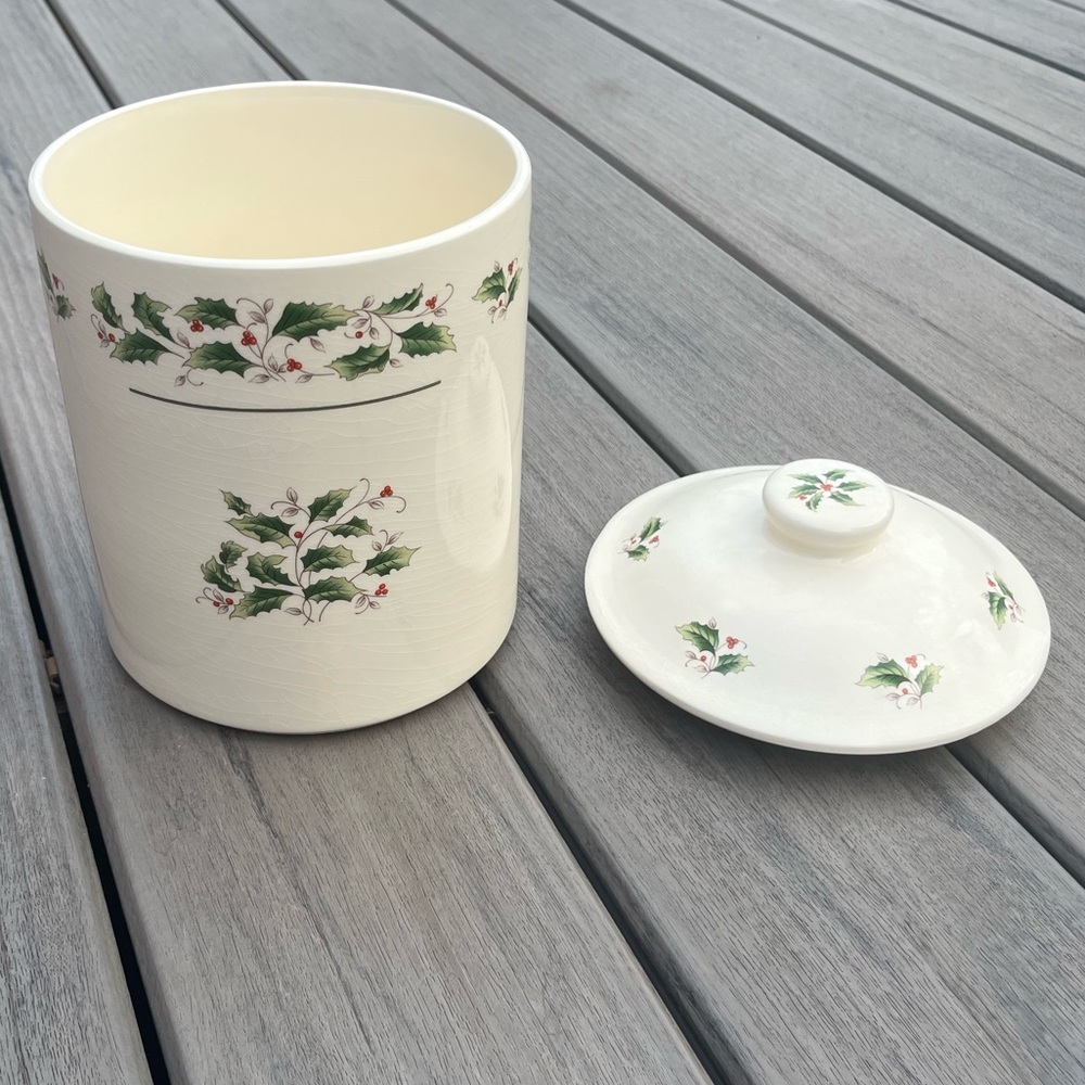 Vintage; Caldor; Porcelain Ware; Biscuit Barrel; Holly Leaf Design; In Box